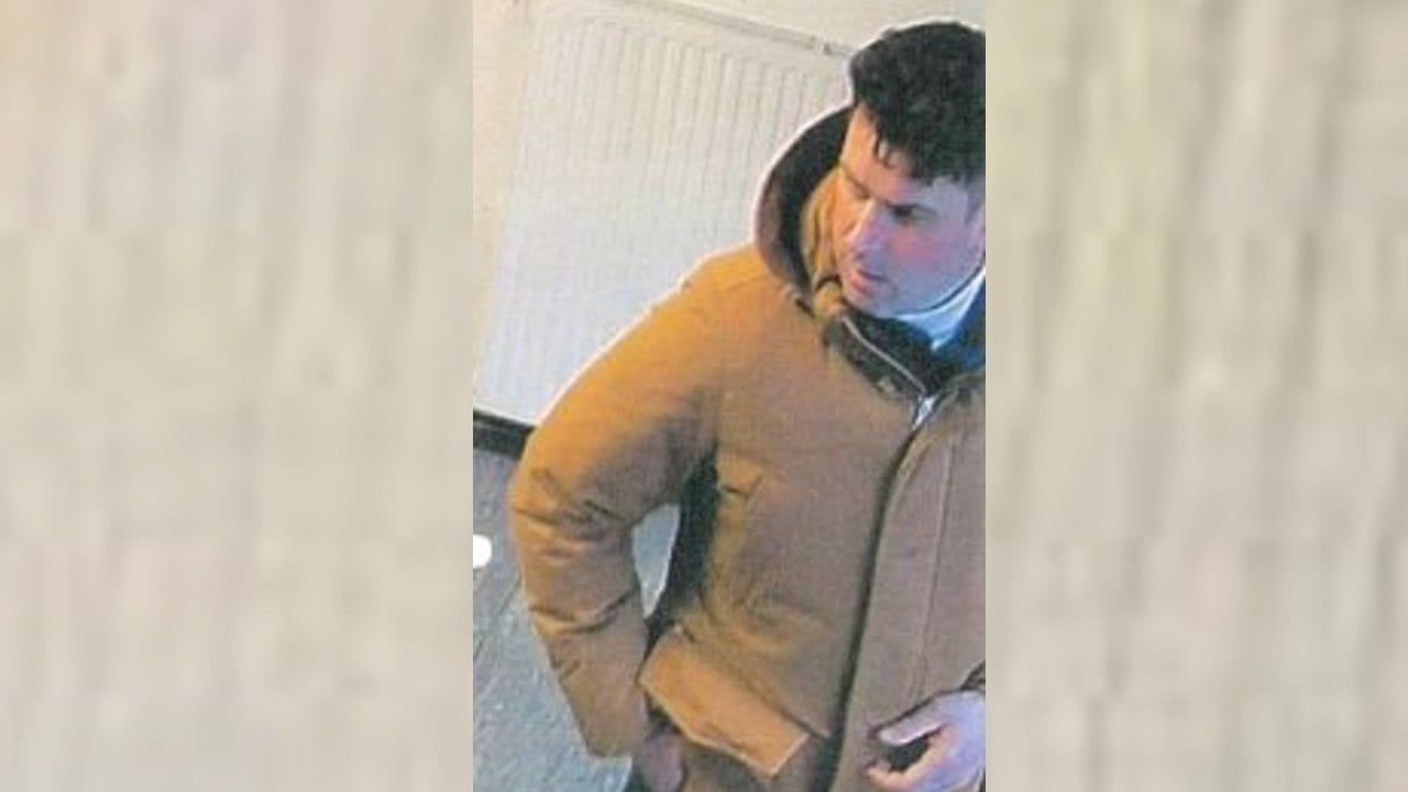 Mann in brauner Jacke: Die Polizei sucht diesen Betrüger, der als Brite Geld ergaunerte.
