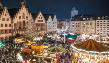 Blick über den beleuchteten Frankfurter Weihnachtsmarkt am Römer.
