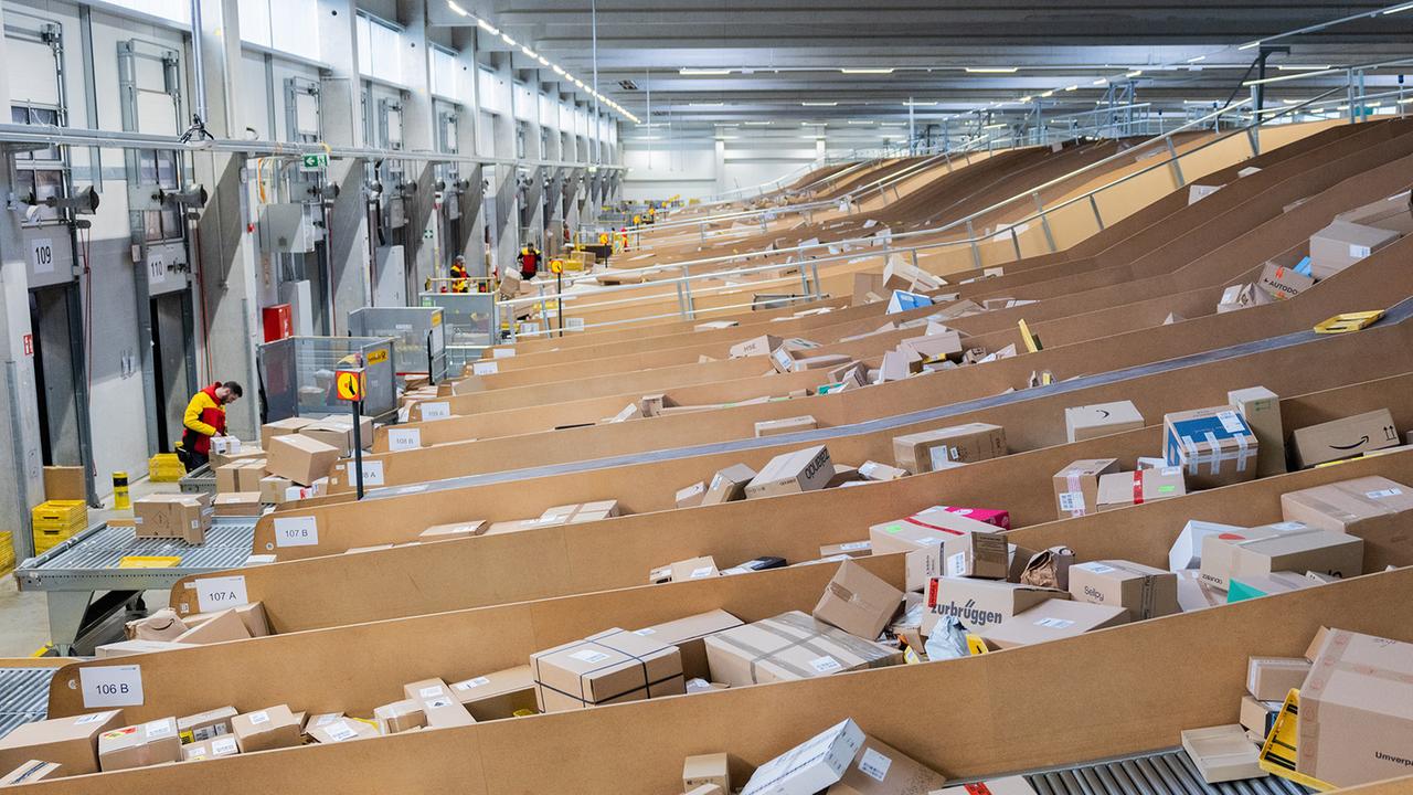 Wie Paketzentren die Sendungsflut vor Weihnachten bewältigen