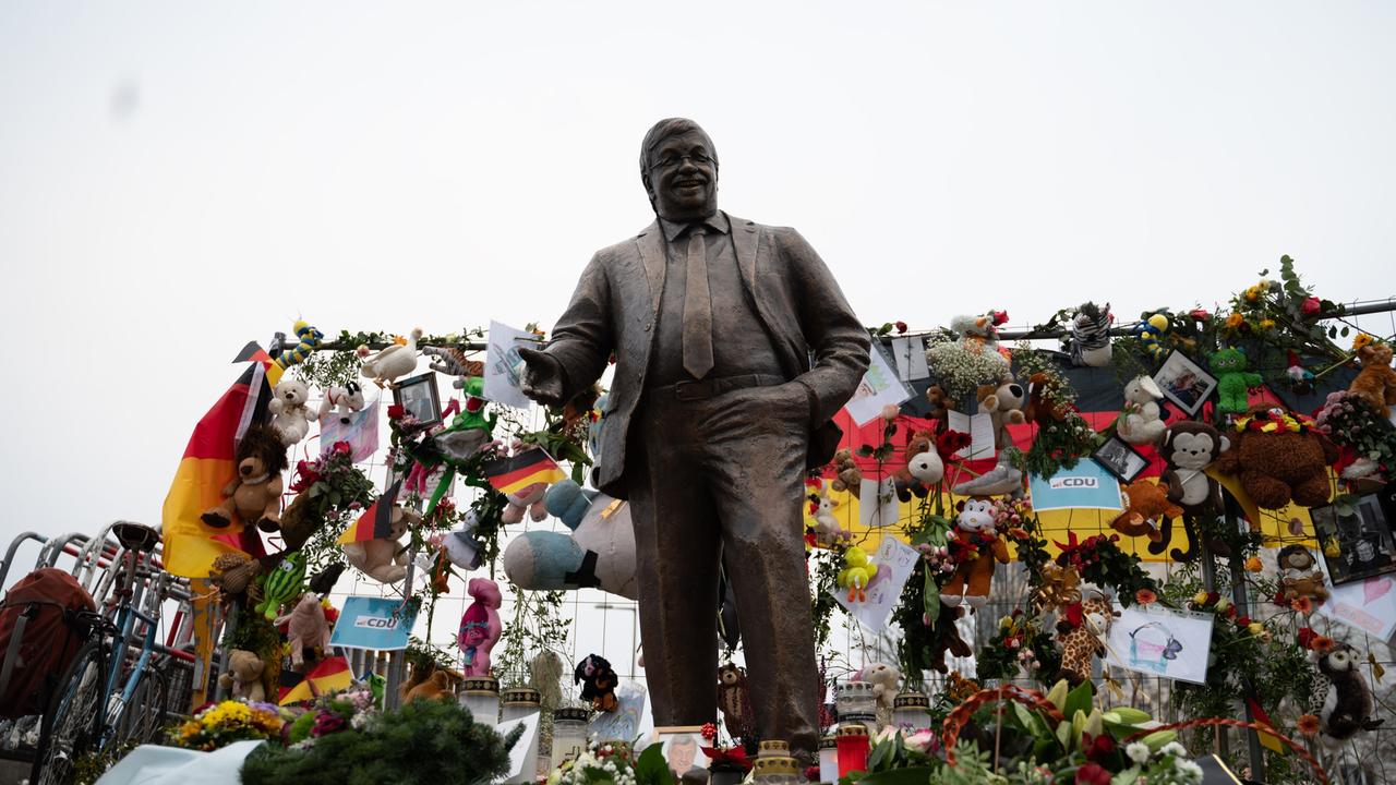 Hessen: Gedenkveranstaltung an Lübcke-Statue in Berlin mit Rede von Michel Friedman