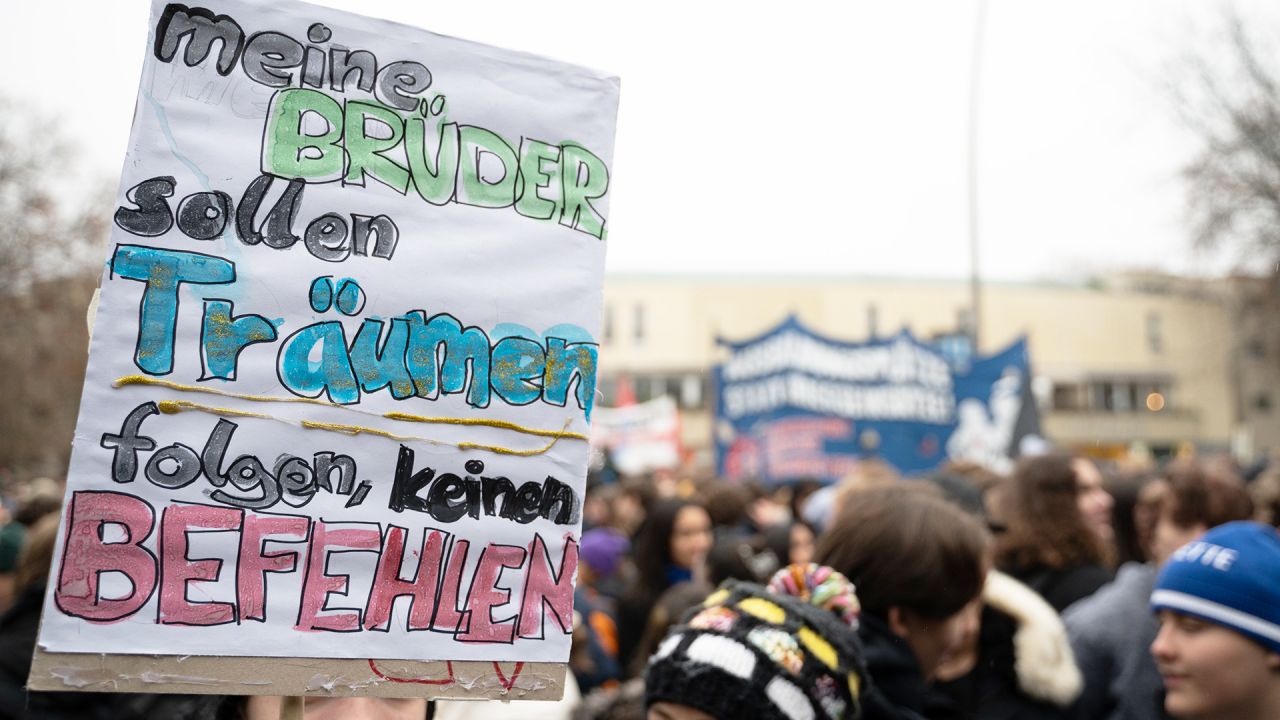 Mehrere Tausend Schüler protestieren gegen Wehrdienst-Pläne