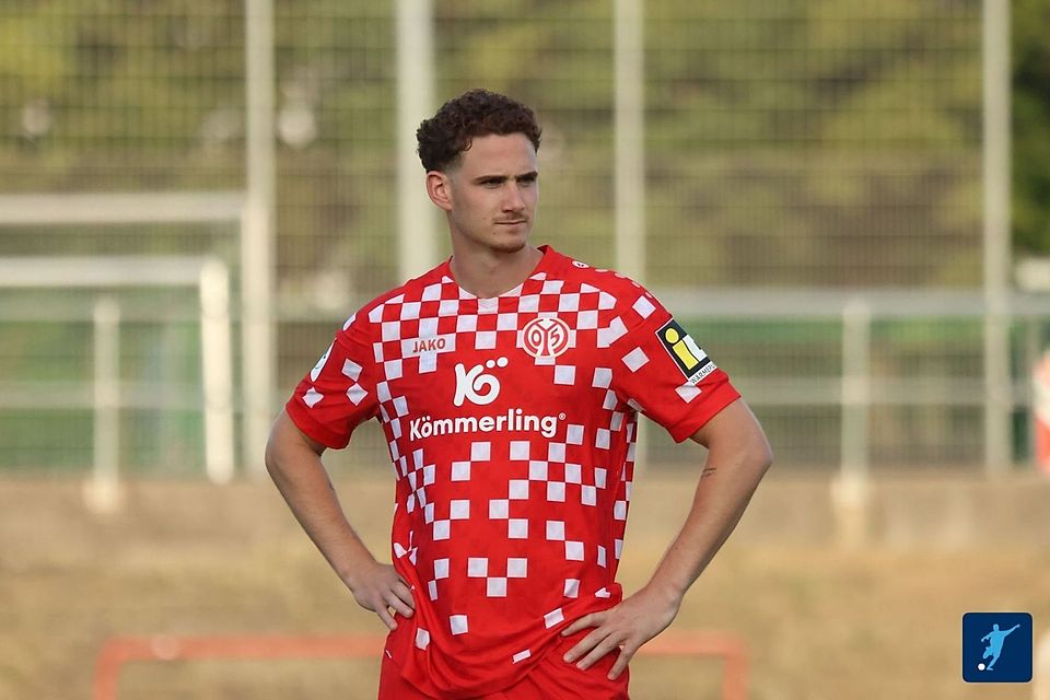 Er setzt sich auch am Bruchweg durch: Fabio Moreno Fell (rotes Trikot) gibt sein Debüt bei den Profis.