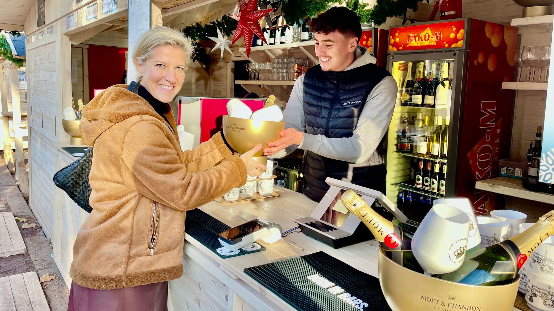 Andrea Greuner nimmt einen Kübel mit Champagner entgegen: Das Geschäft mit dem edlen Getränk läuft an der Kö nicht schlechter als das mit dem traditionellen Glühwein. Andrea Greuner nimmt einen Kübel mit Champagner entgegen: Das Geschäft mit dem edlen Getränk läuft an der Kö nicht schlechter als das mit dem traditionellen Glühwein.