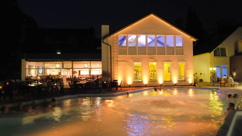 Besonders im Dunkeln ein Hingucker: Das Außenbecken in der Roetgen Therme.