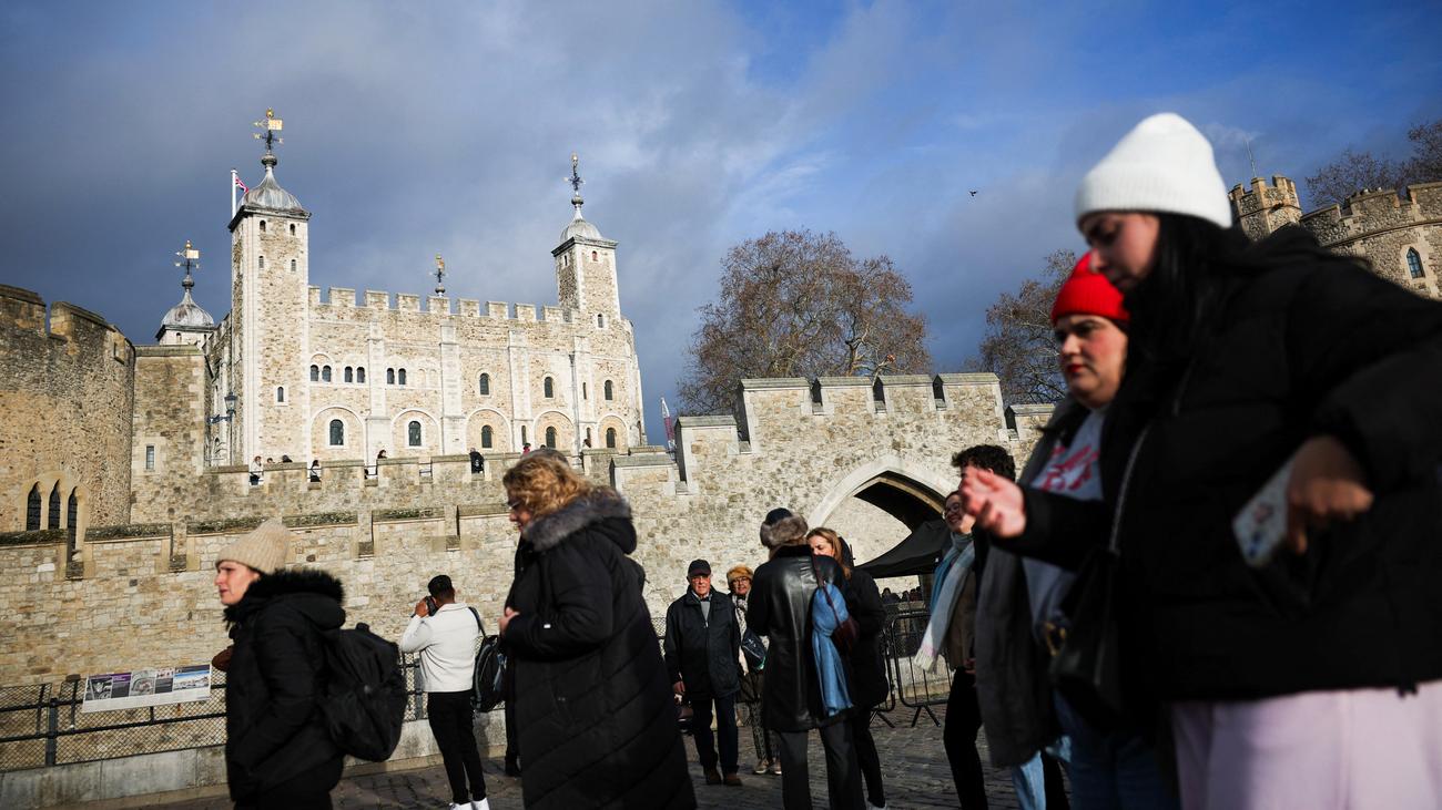 Großbritannien: Vitrine der Kronjuwelen beschmiert – Tower of London gesperrt