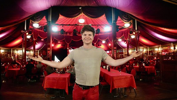 Der künstlerische Leiter des "WOW-Varieté, Benno Jacob, lädt ins Spiegelzelt. - © Peter Unger