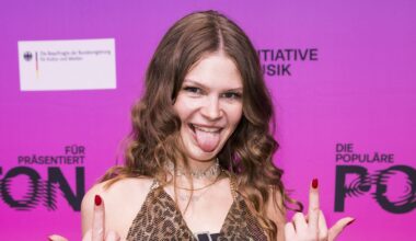 Sängerin Ikkimel auf dem Roten Teppich bei der Polyton-Preisverleihung 2024 in den Berliner Atelier Gardens