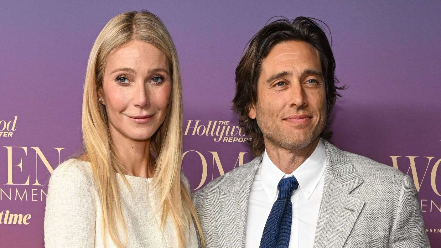 Gwyneth Paltrow und Brad Falchuk bei ihrer Ankunft zur jährlichen „Women In Entertainment Gala“ des „Hollywood Reporter“ im Beverly Hills Hotel am 3. Dezember 2025.