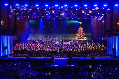 Große Chöre auf der Bühne beim Adventskonzert 2025 in Dresden, festlich beleuchtet