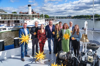 Gruppenfoto von Jens Ruppert, Alexander Schmitt, Anna Maria Schmidt, Thomas Reiche, Ella Endlich, Christian Bonath, Astrid Rockel, Martin Lehmann und Clara Bergert auf einem Dampfer auf der Elbe mit Herrnhuter Sternen.