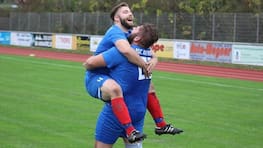Große Emotionen in der Kreisliga A (Havelland). Marvin Rausch (links) und Chris-Ikeandy Tomys bejubeln den 4:3-Siegtreffer des BSC Rathenow gegen den ESV Lok Elstal.