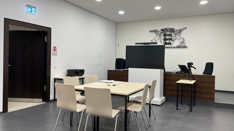 Das bisherige Vernehmungszimmer am Amtsgericht Karlsruhe. (Foto: SWR) Das bisherige Vernehmungszimmer am Amtsgericht Karlsruhe.