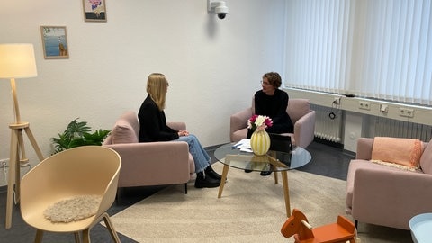 Zwei Frauen in einem Gespräch in einem Raum im Amtsgericht Karlsruhe. (Foto: SWR) Zwei Frauen in einem Gespräch in einem Raum im Amtsgericht Karlsruhe.