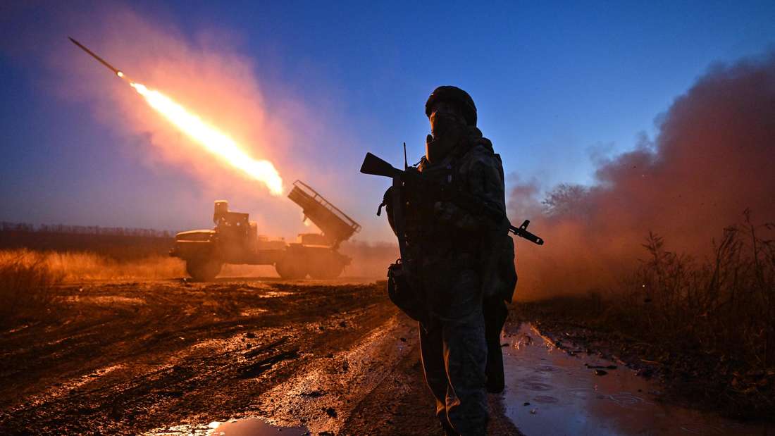 Russische Soldaten feuern auf ukrainische Stellungen im Sektor Krasnoarmeysk (Pokrowsk). 