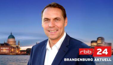 Moderator Raiko Thal vor dem Logo von rbb24 Brandenburg aktuell (Quelle: rbb/Thomas Ernst)