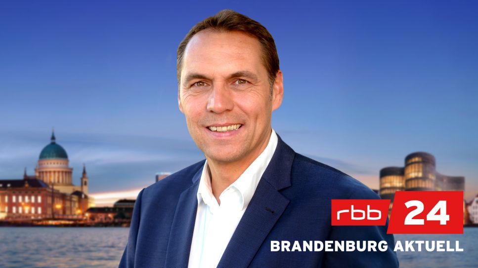 Moderator Raiko Thal vor dem Logo von rbb24 Brandenburg aktuell (Quelle: rbb/Thomas Ernst)