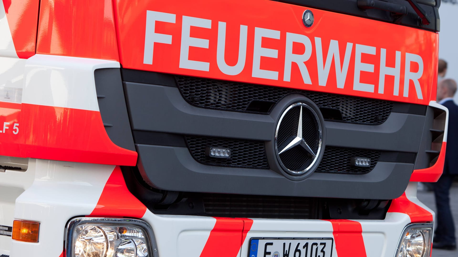 Fahrzeug der Feuerwehr Frankfurt am Main (Symbolbild): Der Brandherd war im dritten Obergeschoss.