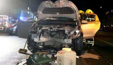 Toyota-Fahrerin verliert die Kontrolle und kracht gegen Ampelmast