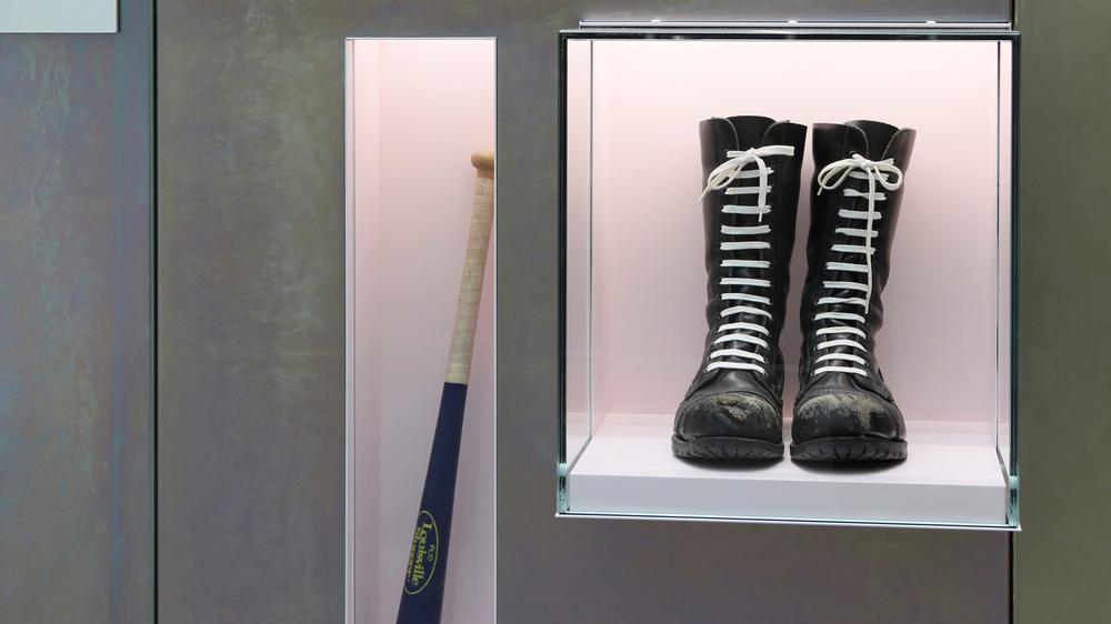 Haus der Geschichte in Bonn: Relikte des Nachwende-Rassismus: Baseballschläger und Springerstiefel