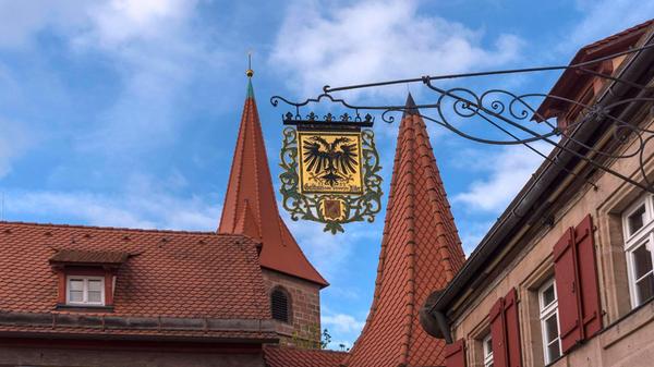 Im Juli gaben die Inhaber des Schwarzen Adlers das Aus des Traditionsrestaurants bekannt. Nun, fünf Monate später geht es doch weiter. Wie heißt es doch so schön? Totgesagte leben länger. Und „ein Haus mit Geschichte schreibt ein neues Kapitel“, lauten die Nachrichten auf der Instagram-Seite des Schwarzen Adlers. „Unter der Leitung von Amm & Beeck Eventsolutions wird das historische Gebäude zu einer einzigartigen Eventlocation, in der Vergangenheit und Gegenwart harmonisch zusammenfinden.“ Unter dem Motto „Creating Moments. Delivering Solutions.“ wollen die Verantwortlichen dem Schwarzen Adler neue Flügel verleihen. Seit dem 6. Dezember herrscht in dem Fachwerkhäuschen wieder offiziell Betrieb. Im Juli gaben die Inhaber des Schwarzen Adlers das Aus des Traditionsrestaurants bekannt. Nun, fünf Monate später geht es doch weiter. Wie heißt es doch so schön? Totgesagte leben länger. Und „ein Haus mit Geschichte schreibt ein neues Kapitel“, lauten die Nachrichten auf der Instagram-Seite des Schwarzen Adlers. „Unter der Leitung von Amm & Beeck Eventsolutions wird das historische Gebäude zu einer einzigartigen Eventlocation, in der Vergangenheit und Gegenwart harmonisch zusammenfinden.“ Unter dem Motto „Creating Moments. Delivering Solutions.“ wollen die Verantwortlichen dem Schwarzen Adler neue Flügel verleihen. Seit dem 6. Dezember herrscht in dem Fachwerkhäuschen wieder offiziell Betrieb.