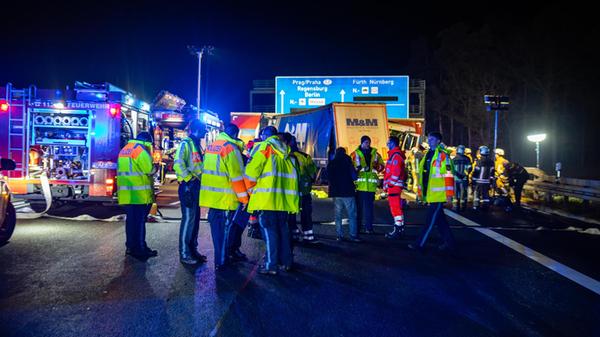 Ein Großaufgebot an Rettungskräften war die ganze Nacht im Einsatz. Ein Großaufgebot an Rettungskräften war die ganze Nacht im Einsatz.