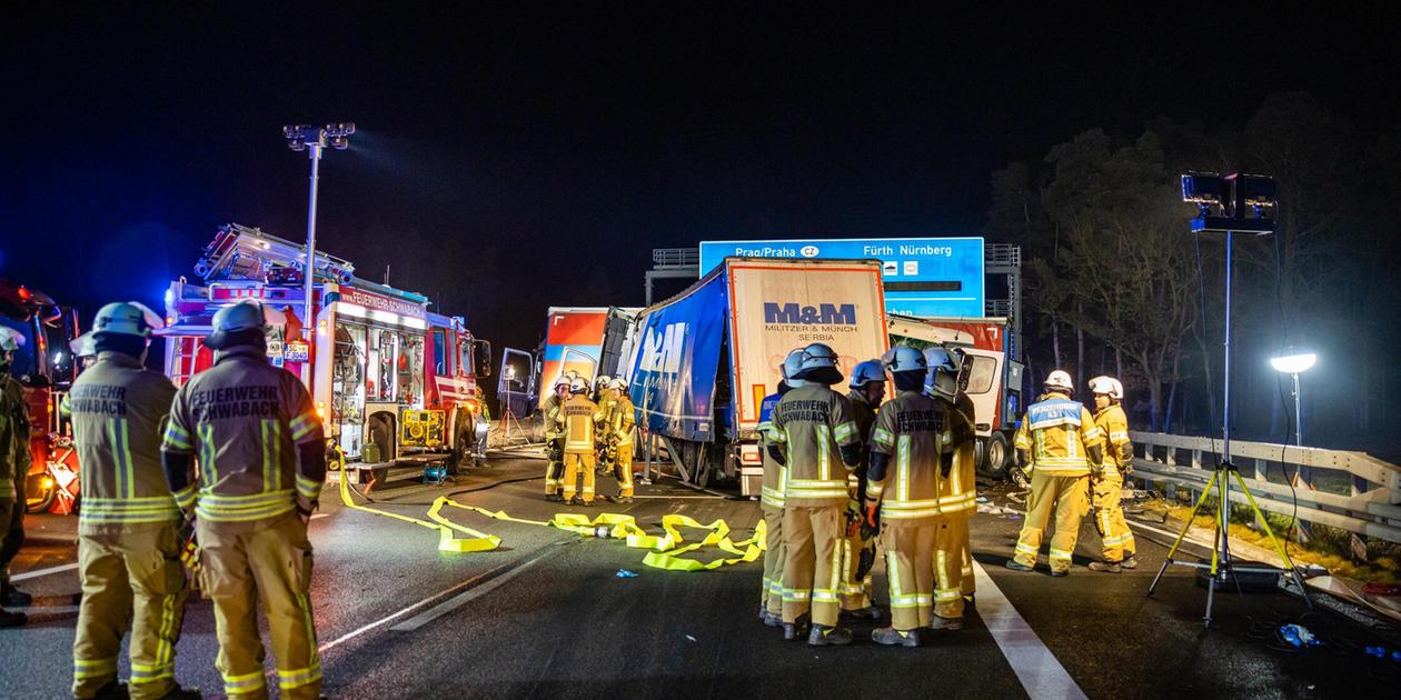 Schwerer Unfall auf A6 mit drei Lkw und einem Pkw bei Nürnberg: Großeinsatz für Feuerwehr