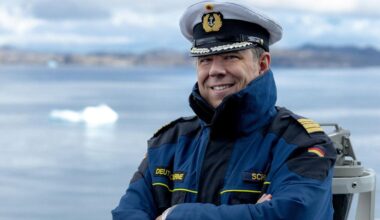 Marineschiff kehrt zurück: Weihnachtsstimmung auf der "Berlin" mit Grinch und Stollen