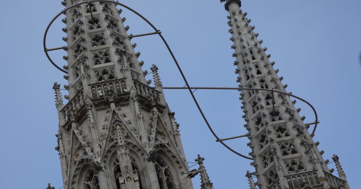 Auf der Votivkirche - Kunstwerk hat 1500 Kilo: „Bete, dass Türme halten“ - Kronen Zeitung