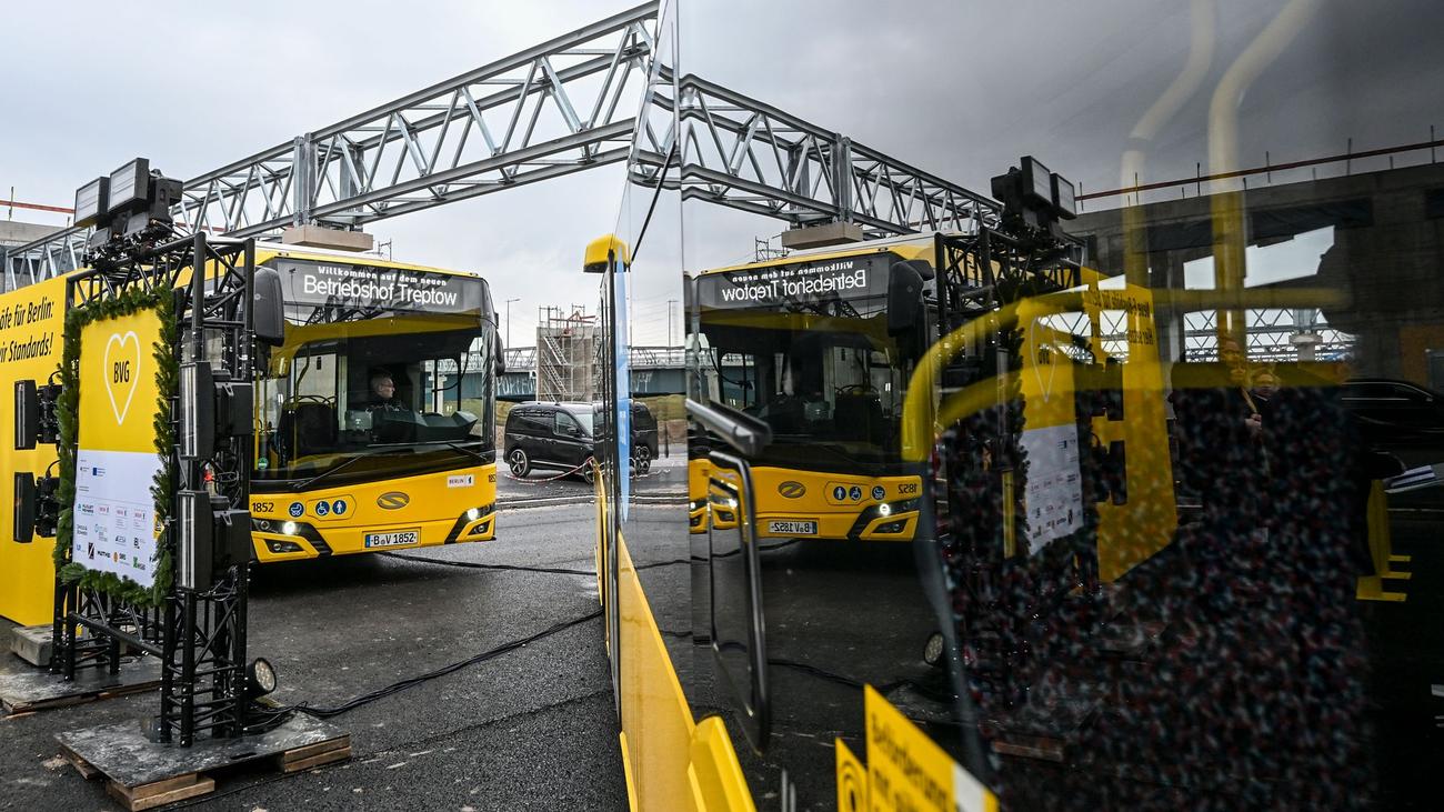 Nahverkehr in Berlin: BVG feiert Richtfest für neuen E-Bus-Betriebshof