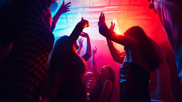 Die Grillwoch Partys sind momentan der ganz heiße Scheiß. Egal wo, egal wann - die Feten sind stets bestens besucht. Am Freitag bespielt das Kollektiv den Muz-Club in Gostenhof. Ab 23 Uhr wird getanzt. Als Special gibt's dieses Mal Schrottwichteln sowie Analog Retro Games. Die Grillwoch Partys sind momentan der ganz heiße Scheiß. Egal wo, egal wann - die Feten sind stets bestens besucht. Am Freitag bespielt das Kollektiv den Muz-Club in Gostenhof. Ab 23 Uhr wird getanzt. Als Special gibt's dieses Mal Schrottwichteln sowie Analog Retro Games.