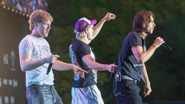 Die vier Dresdner Jungs Gustav, Zachi, Paul und Dani kennen sich schon das halbe Leben und machen seit Kinderjahren gemeinsame Sache. Eher so aus Spaß haben sie vor sieben Jahren das Projekt 01099 gegründet. Ihr Sound steht dem HipHop nah. Bekannt geworden sind die Vier durch auf TikTok hochgeladene Videos und einer Kooperation mit Ski Aggu. Am Samstag gastiert die Gruppe in der KIA Metropol Arena. Start: 19 Uhr. Die vier Dresdner Jungs Gustav, Zachi, Paul und Dani kennen sich schon das halbe Leben und machen seit Kinderjahren gemeinsame Sache. Eher so aus Spaß haben sie vor sieben Jahren das Projekt 01099 gegründet. Ihr Sound steht dem HipHop nah. Bekannt geworden sind die Vier durch auf TikTok hochgeladene Videos und einer Kooperation mit Ski Aggu. Am Samstag gastiert die Gruppe in der KIA Metropol Arena. Start: 19 Uhr.