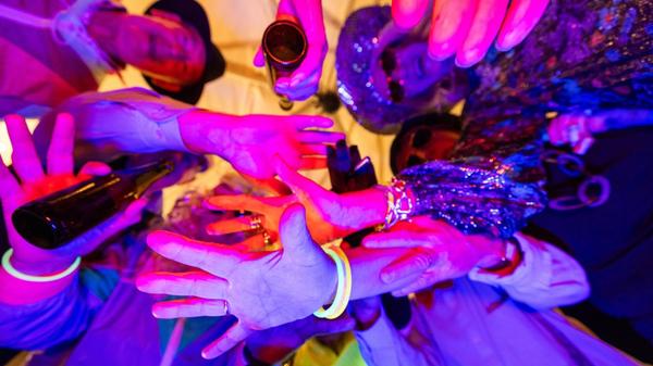 Am Samstag um 21 Uhr startet eine 80er-, 90er- und 2000er Party im Hirsch. Getanzt werden darf in zwei Räumen. Am Samstag um 21 Uhr startet eine 80er-, 90er- und 2000er Party im Hirsch. Getanzt werden darf in zwei Räumen.