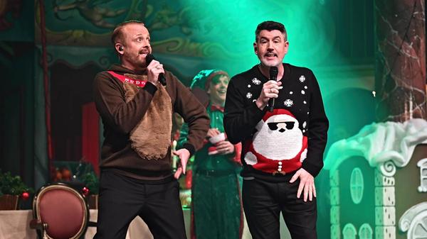 "Unser lustiges Weihnachten" lautet das Motto der Show von Sänger Ross Antony und Opernstar Paul Reeves. Das miteinander verheiratete Paar präsentiert sein gut gelauntes Weihnachtsprogramm am Sonntag im Nürnberger Löwensaal. Das Publikum wird gebeten, in den schrillsten und buntesten Weihnachtsoutfits zu erscheinen. Beginn: 20 Uhr. "Unser lustiges Weihnachten" lautet das Motto der Show von Sänger Ross Antony und Opernstar Paul Reeves. Das miteinander verheiratete Paar präsentiert sein gut gelauntes Weihnachtsprogramm am Sonntag im Nürnberger Löwensaal. Das Publikum wird gebeten, in den schrillsten und buntesten Weihnachtsoutfits zu erscheinen. Beginn: 20 Uhr.