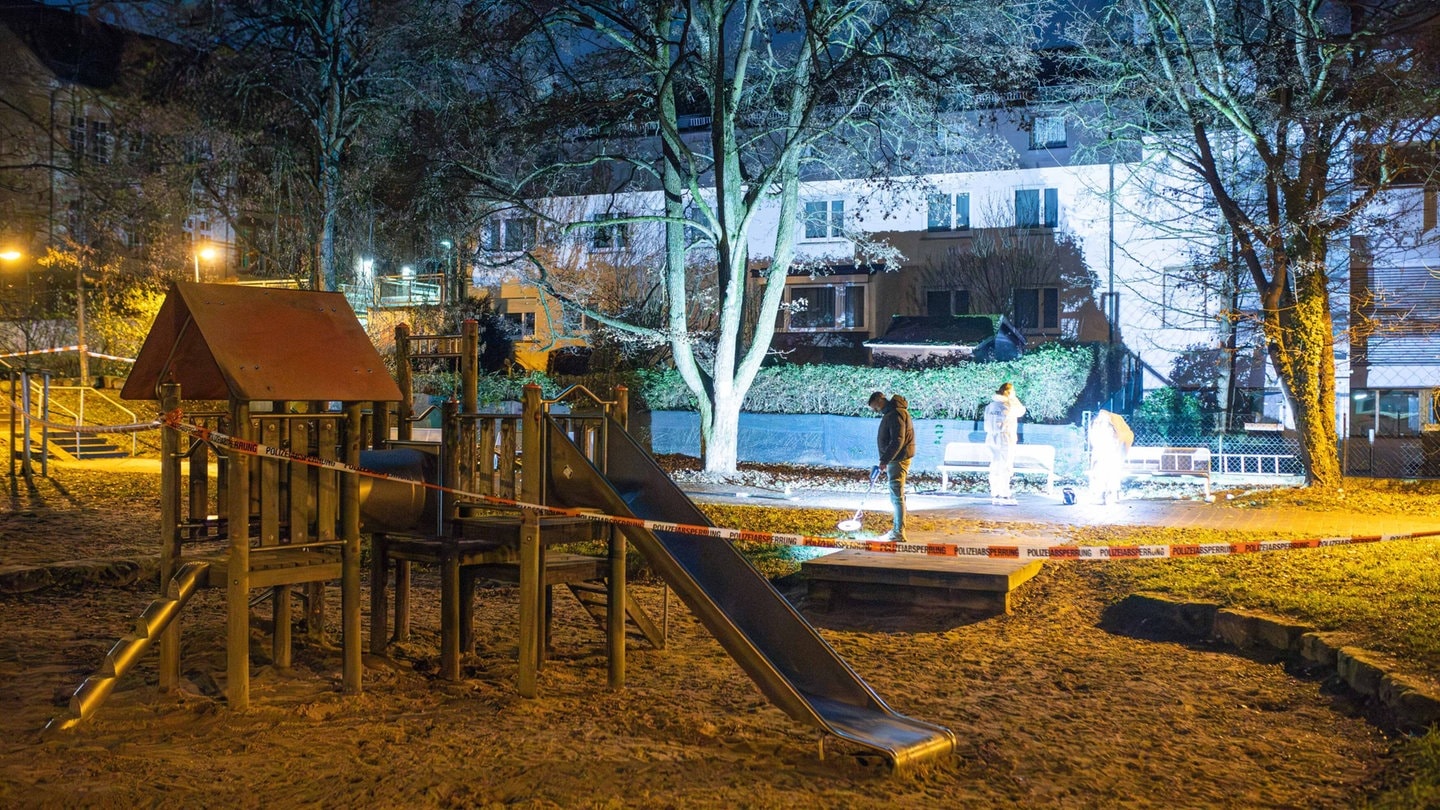 16-Jähriger mit Schussverletzungen gefunden: Die Spurensicherung der Polizei untersucht den möglichen Tatort auf einem Spielplatz in Stuttgart-Weilimdorf.