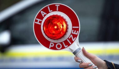 Ende einer Unfallflucht (Symbolbild): Ein 23-Jähriger wurde von der Polizei gestellt, nachdem er einen parkenden Pkw gerammt hatte.