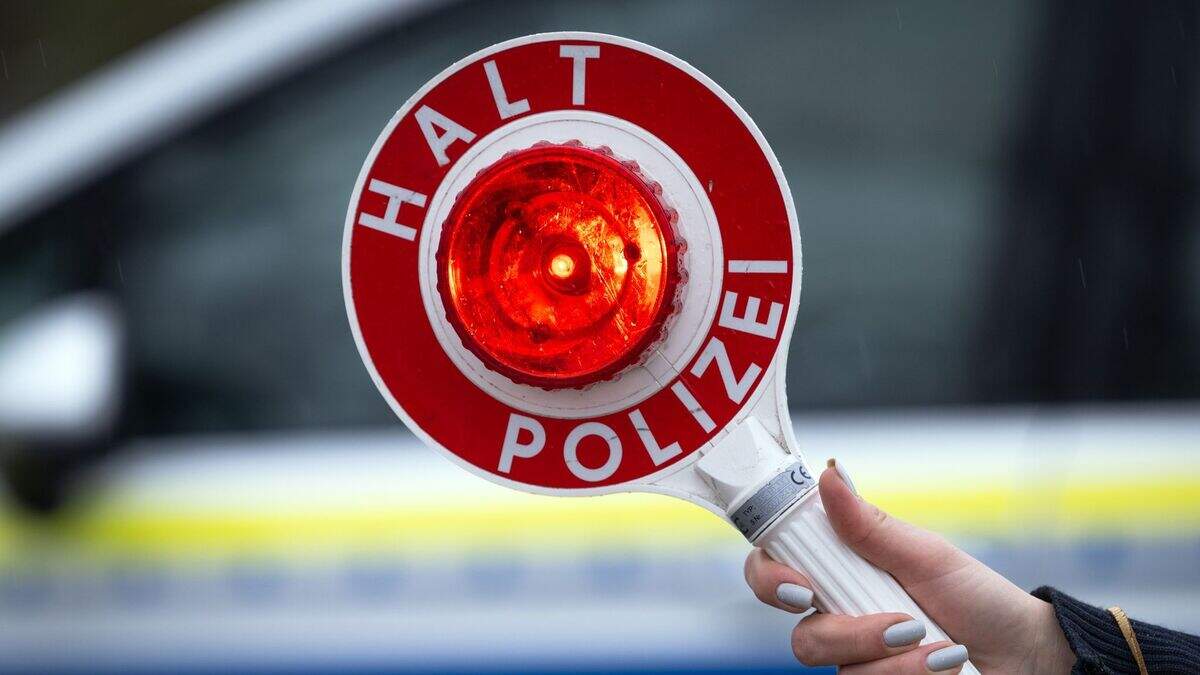 Ende einer Unfallflucht (Symbolbild): Ein 23-Jähriger wurde von der Polizei gestellt, nachdem er einen parkenden Pkw gerammt hatte.