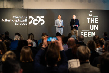 Chemnitz feiert Kulturhauptstadt-Abschluss: 2 Millionen Besuchende, Rekordzahlen und ein neues Selbstbewusstsein - Pier und Stefan Schmidtke, Geschäftsführende der Chemnitz 2025 gGmbH eröffnen das Pressegespräch