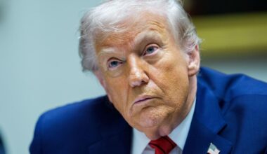 US-Präsident Donald Trump sitzt im Anzug an einem Tisch und hört zu