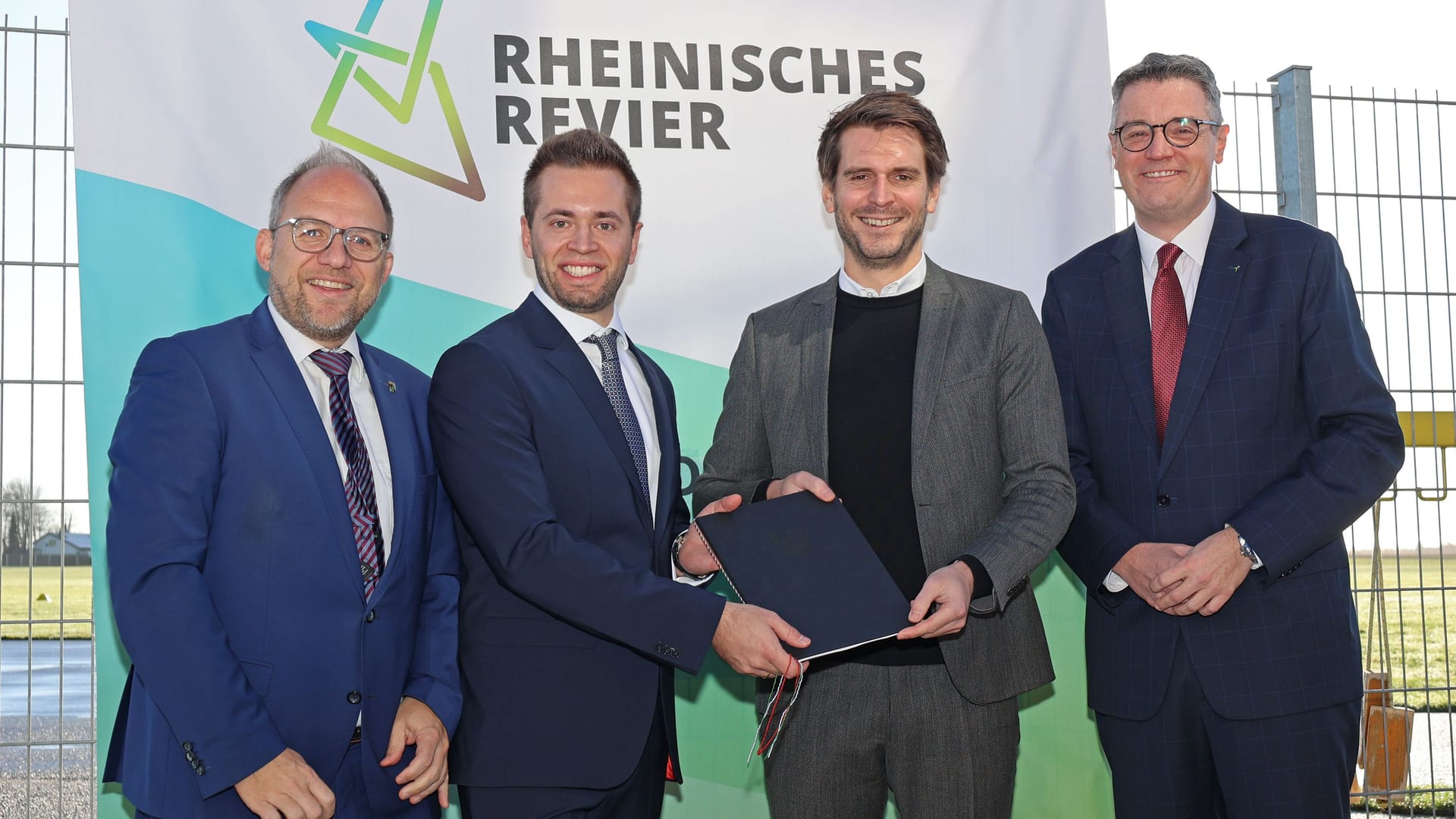 Übergabe des Bescheids: Würselens Bürgermeister Roger Nießen, der Geschäftsführer der Aachener Kreuz Merzbrück GmbH & Co. KG, Marvin Kouchen, Staatssekretär Paul Höller und Städteregionsrat Dr. Tim Grüttemeier (v.l.n.r.). Übergabe des Bescheids: Würselens Bürgermeister Roger Nießen, der Geschäftsführer der Aachener Kreuz Merzbrück GmbH & Co. KG, Marvin Kouchen, Staatssekretär Paul Höller und Städteregionsrat Dr. Tim Grüttemeier (v.l.n.r.).