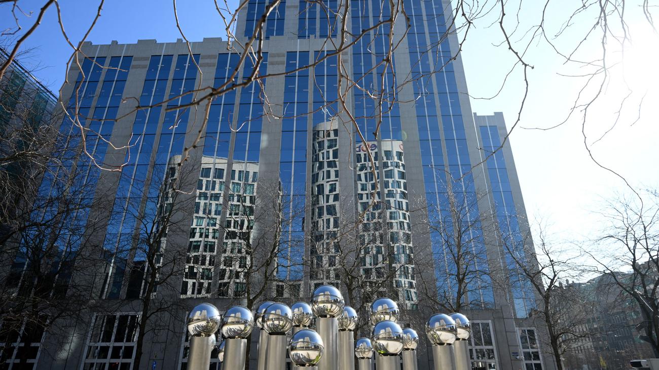 Krieg gegen die Ukraine: EU-Staaten beschließen dauerhaftes Einfrieren russischer Vermögen