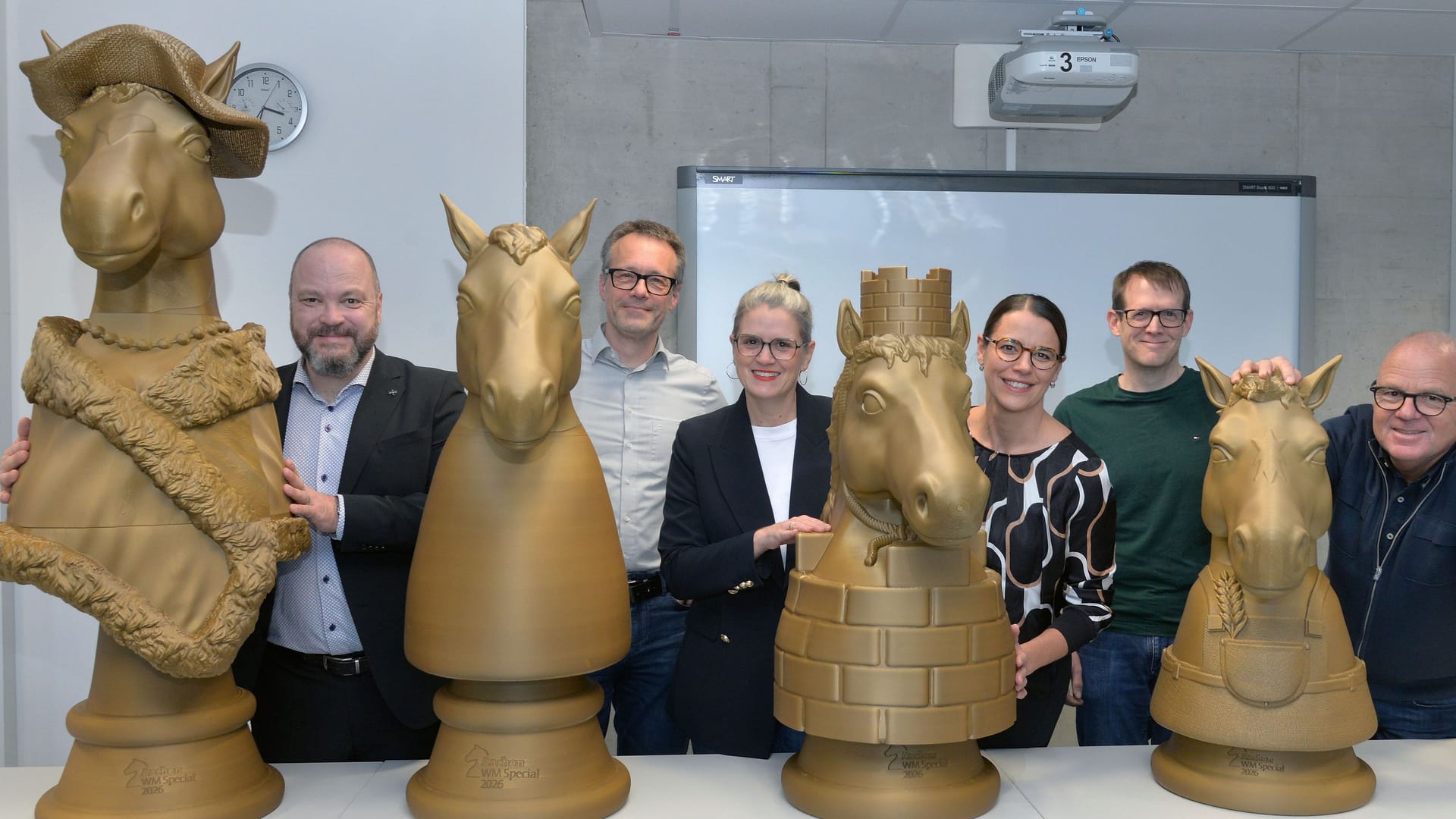 Riesige Pferde-Schachfiguren der RWTH Aachen: Kreatives Highlight zur Reit-WM 2026. Riesige Pferde-Schachfiguren der RWTH Aachen: Kreatives Highlight zur Reit-WM 2026.
