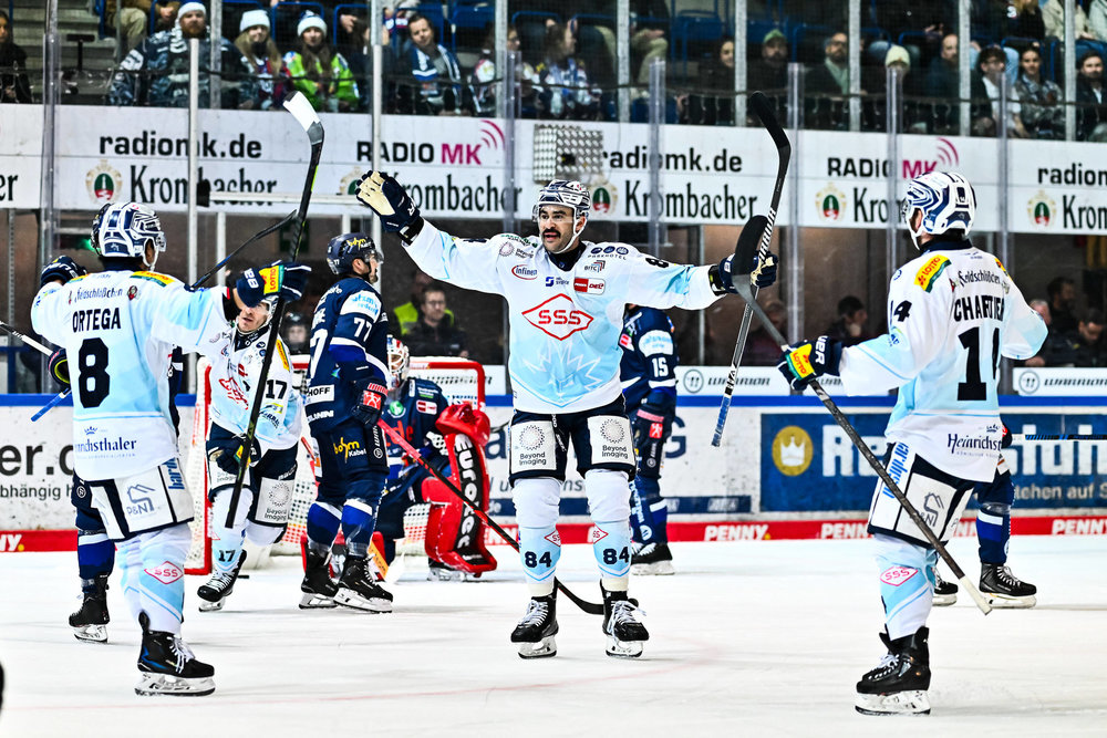 Roosters drehen irres Kellerduell, Mannheim eilt zum nächsten Shutout, Straubing ringt den Meister nieder