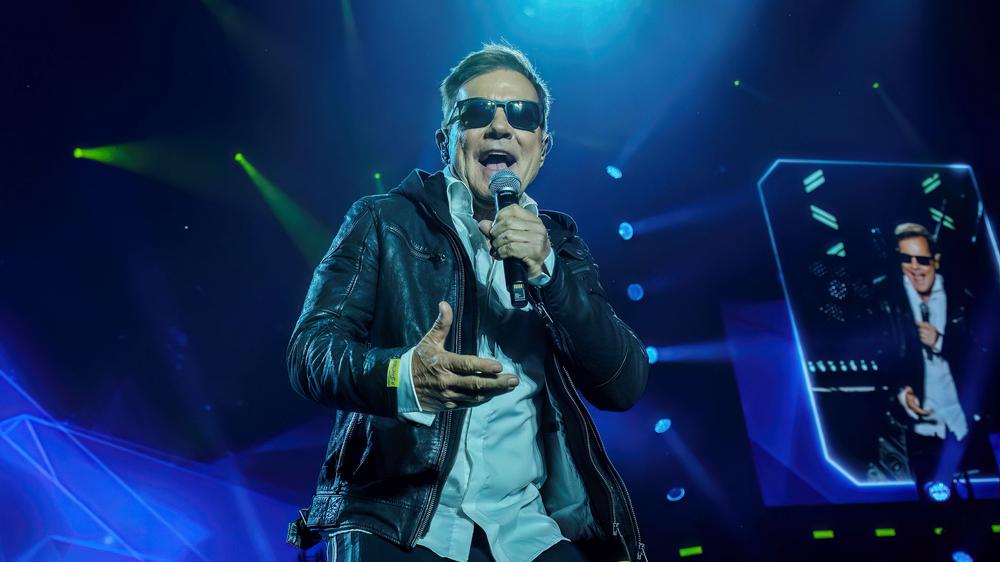 Dieter Bohlen: Am 22.03.2025 fand die größte 80er Party auf Schalke statt. Dieter Bohlen steht auf der Bühne