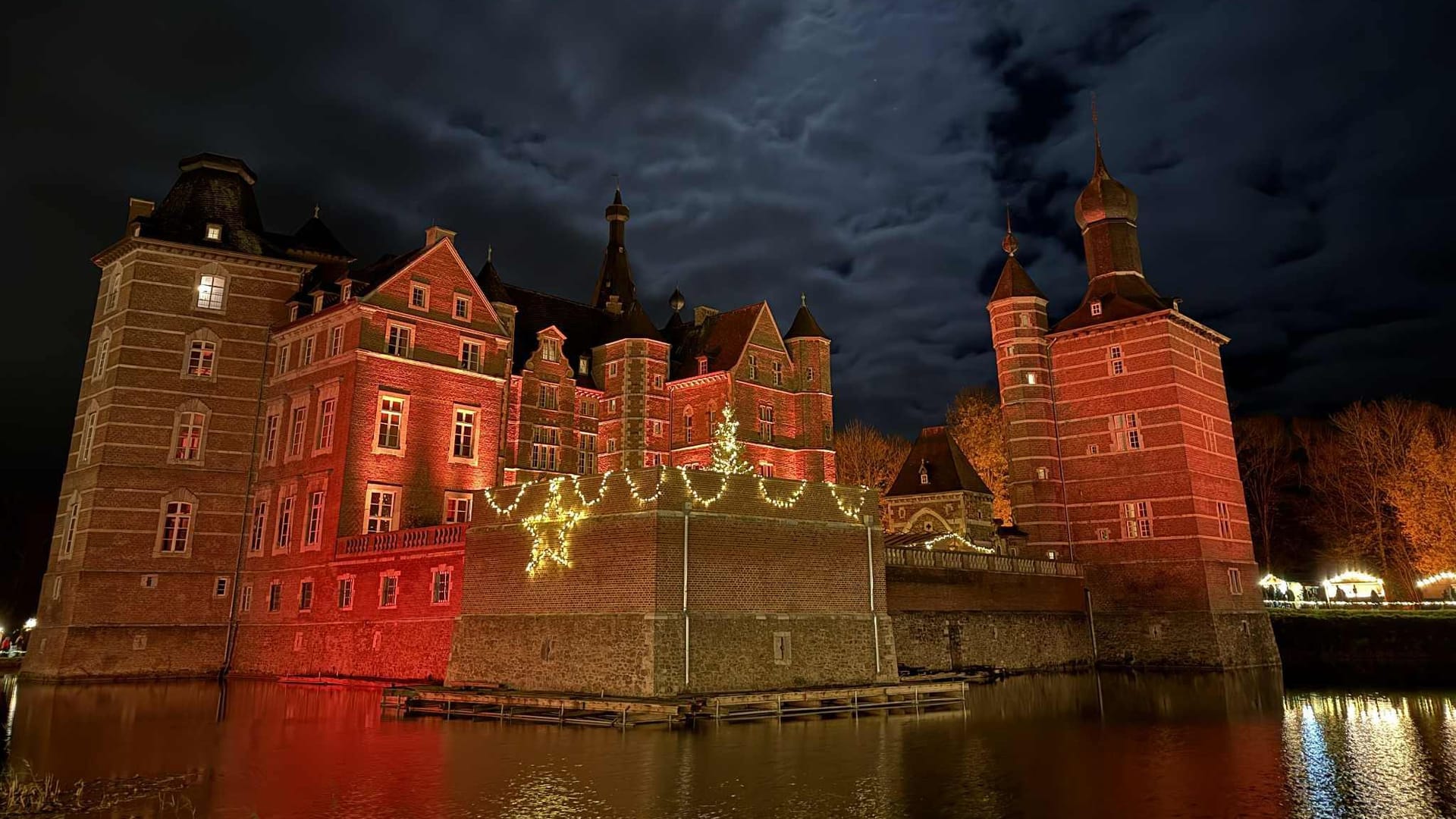 Schloss Merode in der Dezembernacht: Wenn es dunkel wird, strahlen die Lichter des Schlosses märchenhaft. Schloss Merode in der Dezembernacht: Wenn es dunkel wird, strahlen die Lichter des Schlosses märchenhaft.