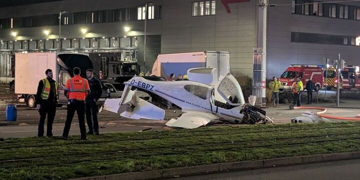 Notlandung in Mannheim: Kleinflugzeug auf Strasse gelandet
