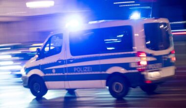 Unbekannter sticht in Berlin-Buckow auf drei junge Männer ein