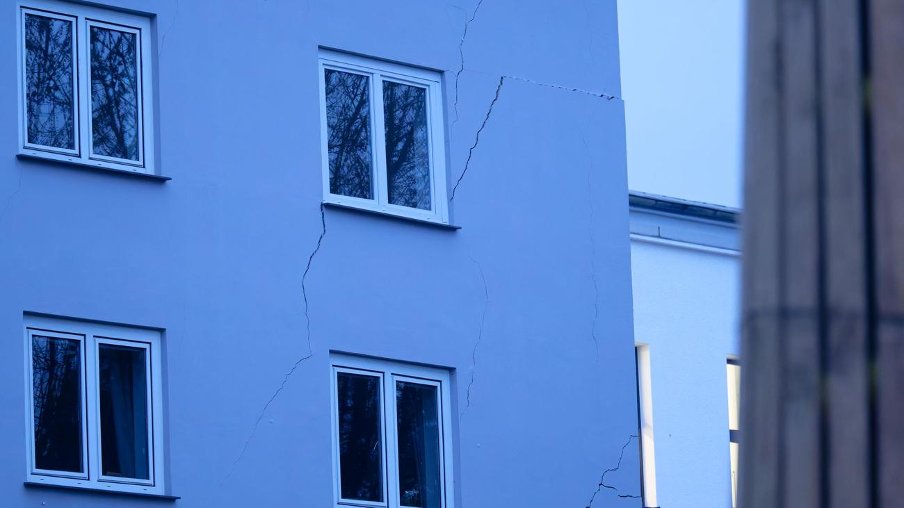 Notfälle: Risse entdeckt - Weiteres Gebäude in Wuppertal gesperrt