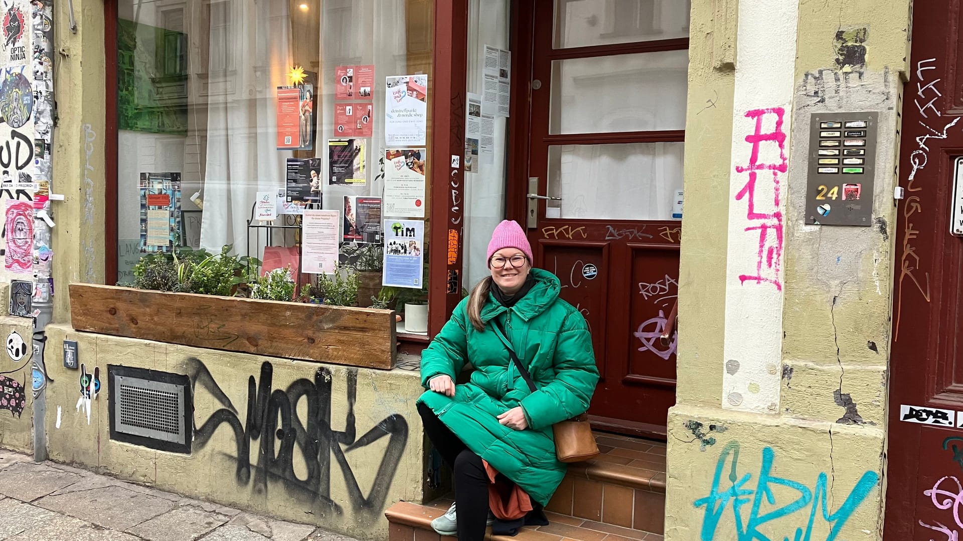 Maaria Juva vor ihrem neuen Café in der Neustadt: Ihr Café versteht sie als Treffpunkt für Gespräche und Austausch – mit Workshops und einem kleinen Nordic Shop. Maaria Juva vor ihrem neuen Café in der Neustadt: Ihr Café versteht sie als Treffpunkt für Gespräche und Austausch – mit Workshops und einem kleinen Nordic Shop.