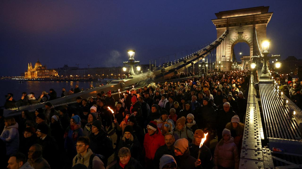 Nach Bericht über Missbrauchsfälle: Zehntausende protestieren gegen Orban