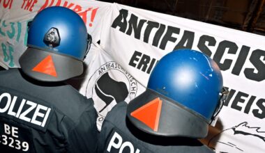 Polizei nimmt Demonstrierende bei Anti-Polizei-Demo in Berlin-Friedrichshain fest